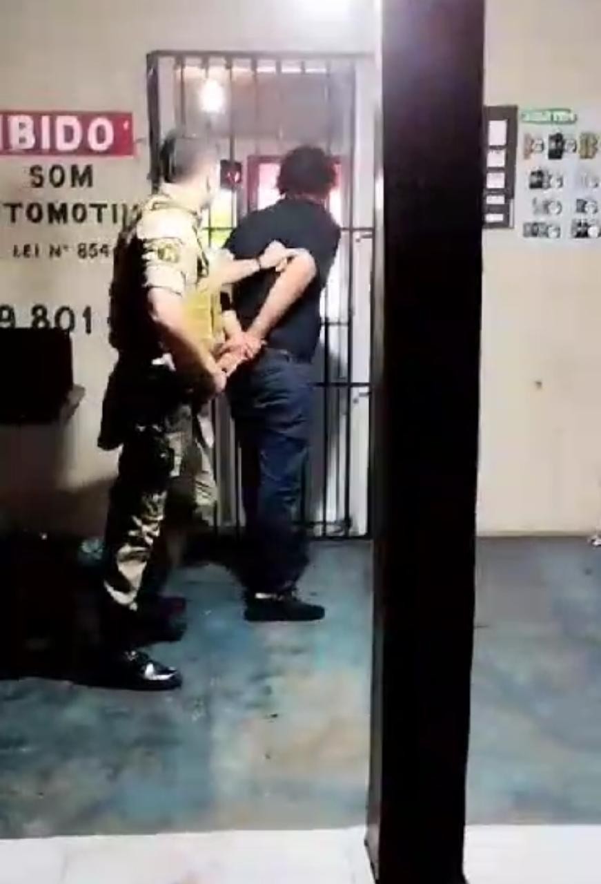 Vídeo mostra suspeito de matar garçonete sendo preso após ser espancado pela população
