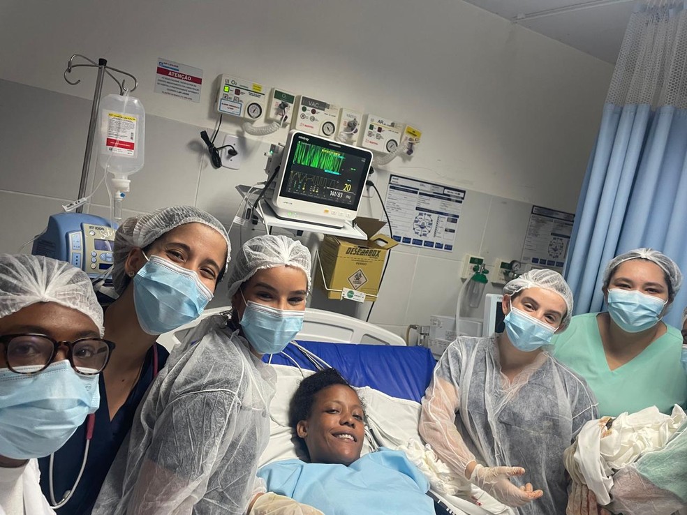 Sem saber que estava grávida, mulher procura atendimento por causa de dores e dá à luz em UPA de Salvador — Foto: SMS