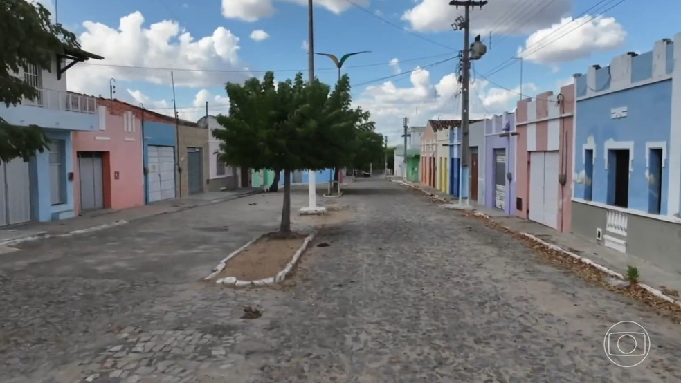Ruas ficaram desertas em Uiraponga; moradores deixaram local após ameaças de chefes de facção — Foto: TV Globo/Reprodução