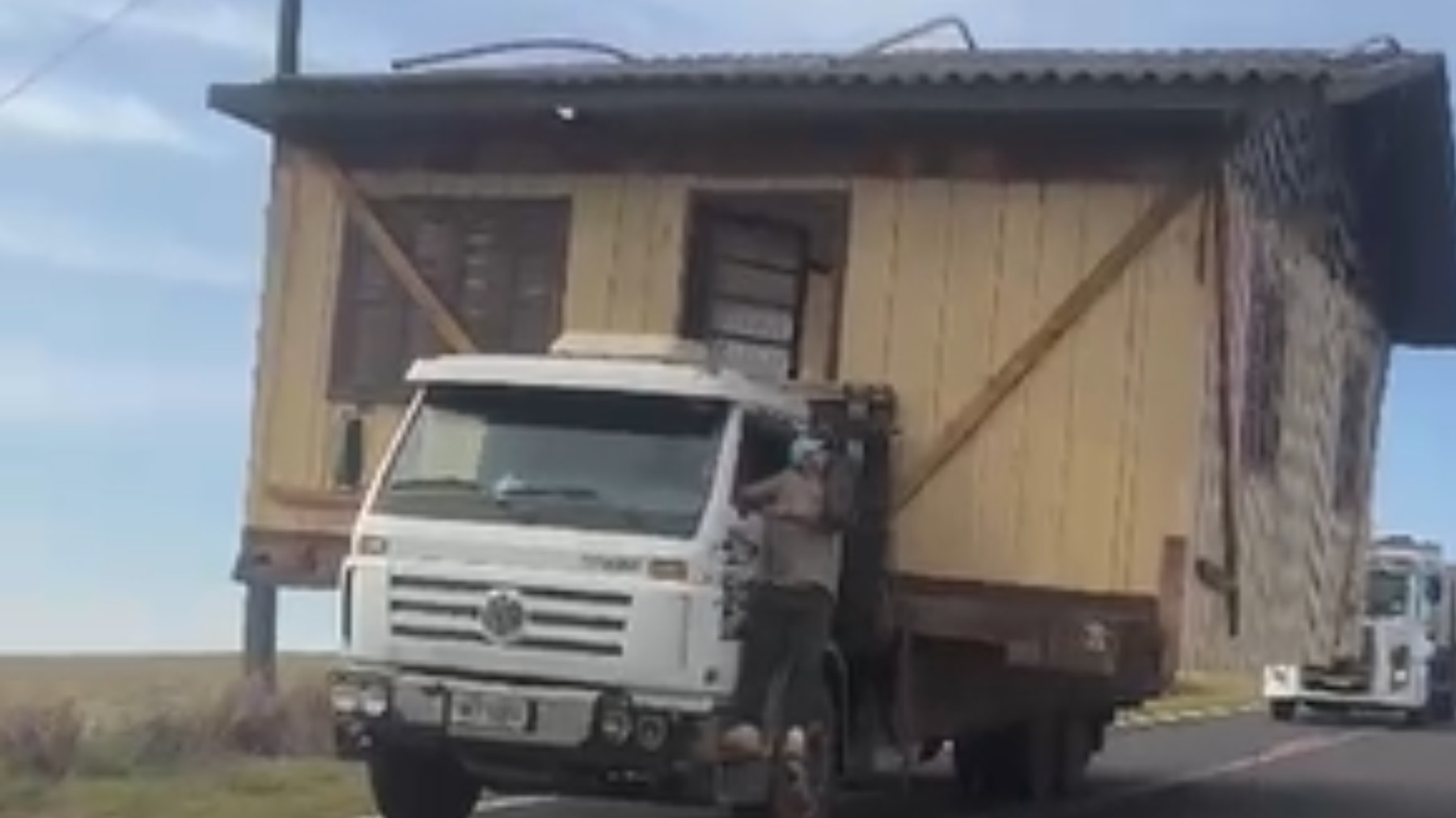 VÍDEO: Caminhão é visto transportando casa de madeira inteira no Paraná