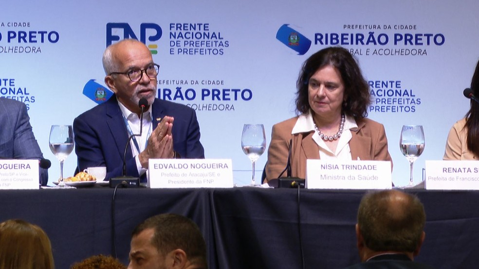 O prefeito de Aracaju (SE) Edvaldo Nogueira, presidente da FNP, e a ministra da Saúde, Nísia Trindade, em Ribeirão Preto, SP — Foto: Sergio Oliveira/EPTV