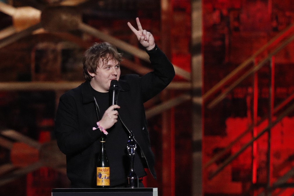 Lewis Capaldi leva dois prêmios durante o BRIT Awards 2020 — Foto: Adrian DENNIS / AFP