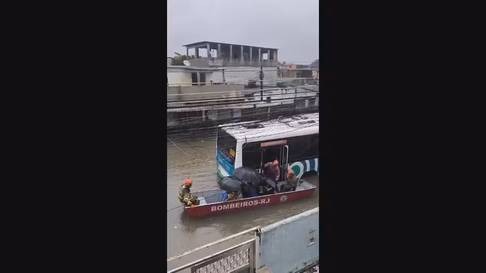 Passageiros de ônibus ilhado em temporal no Rio precisam ser resgatados em bote — Foto: Reprodução/ TV Globo