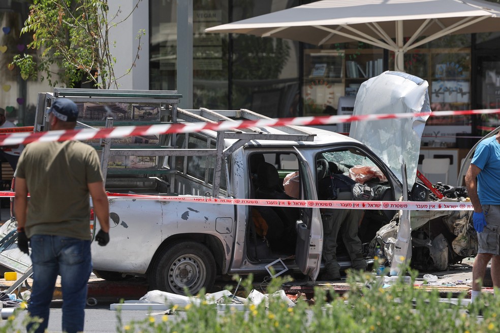 Agentes de segurança israelenses isolam área de Tel Aviv após carro avançar sobre pedestres e deixar feridos no dia 4 de julho de 2023 — Foto: Jack Guez/AFP