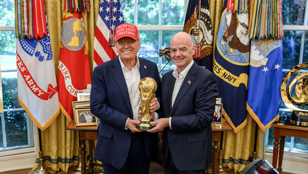 Presidente dos Estados Unidos, Donald Trump, e presidente da Fifa, Gianni Infantino, posam para foto com o troféu da Copa do Mundo no Salão Oval, na Casa Branca. Foto de agosto de 2025. — Foto: Divulgação/Casa Branca