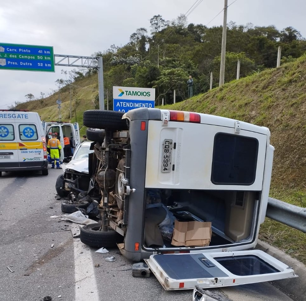 Acidente na Rodovia Tamoios deixa 4 feridos — Foto: Divulgação / Corpo de Bombeiros 