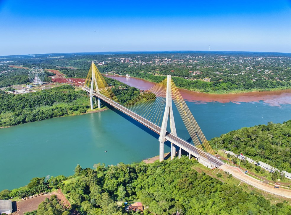 Rios se encontram na tríplice fronteira entre Brasil (à esquerda), Argentina (à direita, acima) e Paraguai (abaixo) — Foto: Elias Yassine