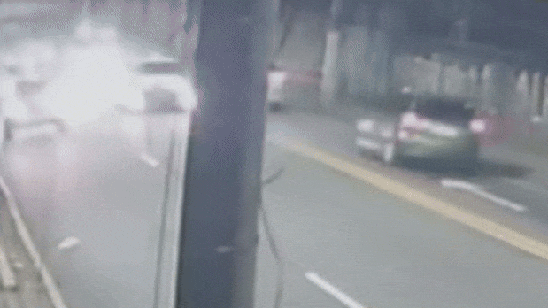 VÍDEO: PM de MG acabou batendo em muro após jogar carro contra bandidos de moto; avós se feriram na tentativa de assalto