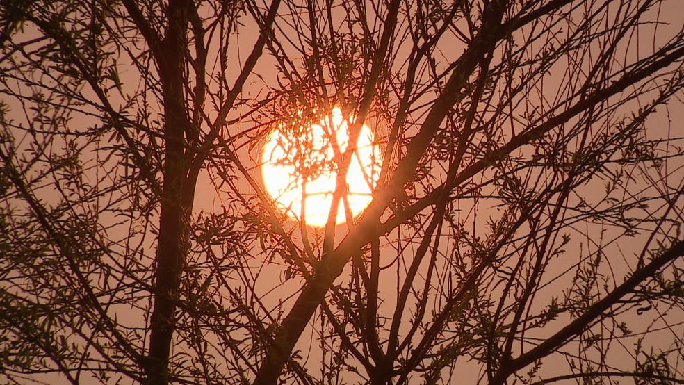 Sol com tons alaranjados no céu de Porto Alegre, em 10 de setembro — Foto: Reprodução/RBS TV