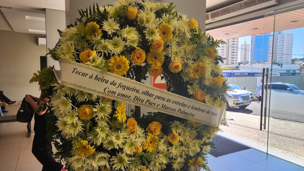 Artistas amigos enviaram uma coroa de flores em homenagem ao ator — Foto: Leonardo Bosisio/g1
