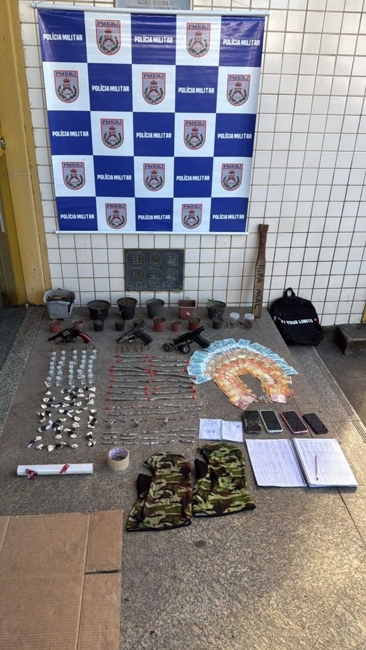 Operação da Polícia Militar apreende armas e drogas em Paty do Alferes