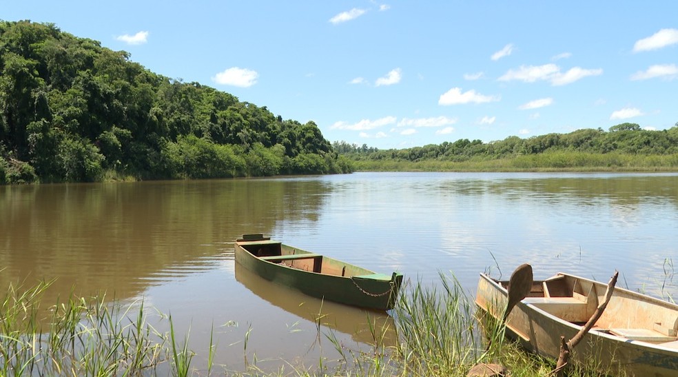 Homens estavam em barco que virou na tarde de sábado (28) — Foto: RPC