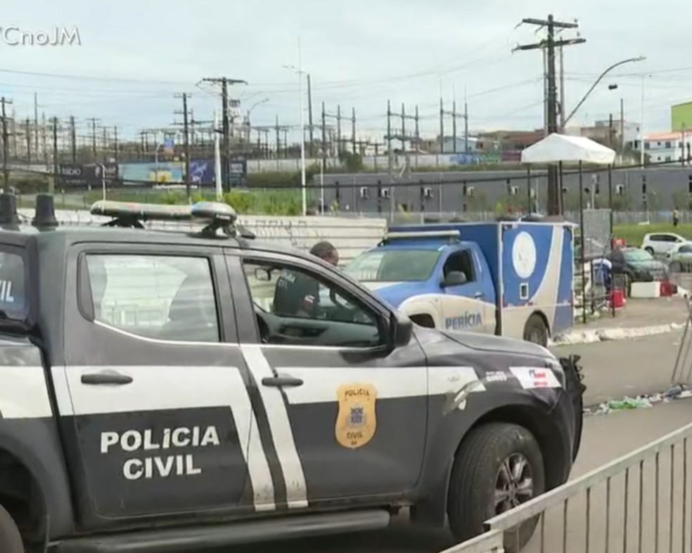 Homem morto a facadas na saída de festa em Salvador — Foto: TV Bahia