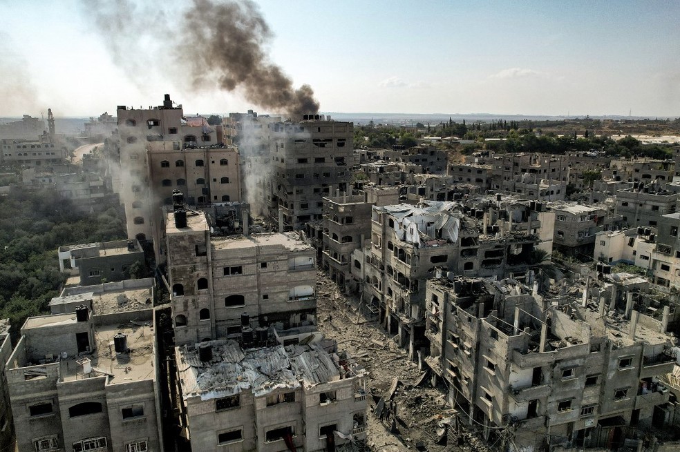 Foto tirada em 11 de outubro de 2023 mostra edifícios destruídos pelos ataques aéreos israelenses no campo de refugiados palestinos de Jabalia, na cidade de Gaz — Foto: YAHYA HASSOUNA / AFP