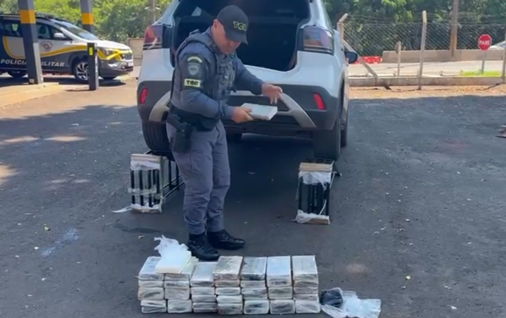 1 de 2
Homem &eacute; preso com 47 kg de coca&iacute;na escondidos em carro na Raposo Tavares &mdash; Foto: Pol&iacute;cia Rodovi&aacute;ria/Divulga&ccedil;&atilde;o