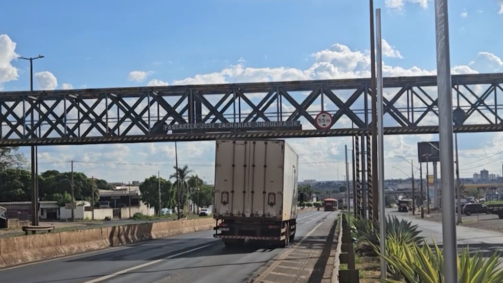 Radares retirados da BR-050 e BR-365, em Uberl&acirc;ndia &mdash; Foto: TV Integra&ccedil;&atilde;o/reprodu&ccedil;&atilde;o