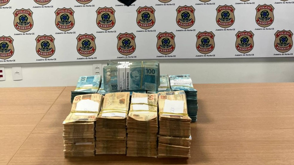 Mais de R$ 400 mil foram apreendidos pela PF com dupla em Iguatu (CE); suspeita é de desvio de verbas — Foto: Divulgação/PF
