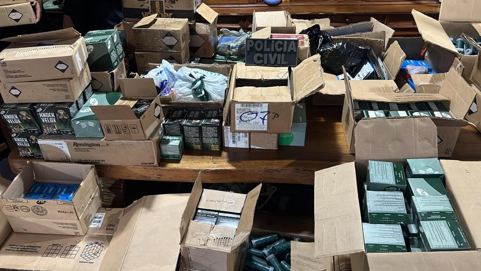 Ao todo, são cumpridos 10 ordens judiciais, sendo quatro mandados de prisão e seis de busca e apreensão — Foto: Polícia Civil