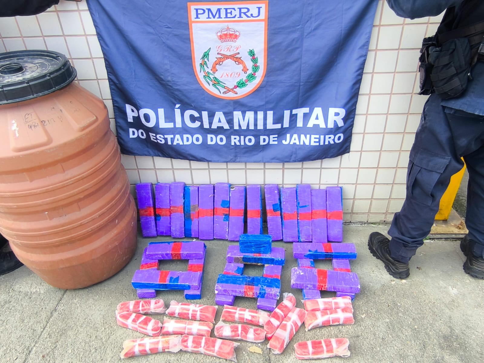 PM apreende cerca de 25 kg de maconha em Paraty