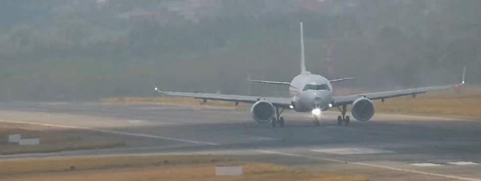 Bico de avião ficou amassado após voo de Chapecó e Guarulhos — Foto: Reprodução/Redes Sociais