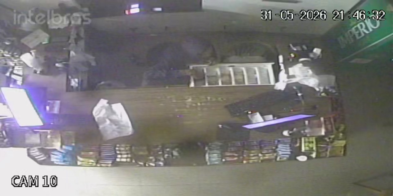 VÍDEO: homem invade padaria e furta dinheiro do caixa no interior de SP