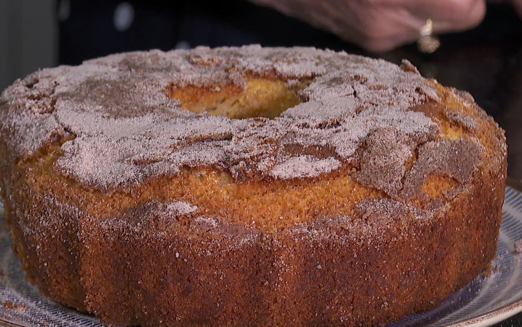 'Barato da Cozinha': aprenda a fazer bolo de fubá com goiabada, casquinha de açúcar e canela