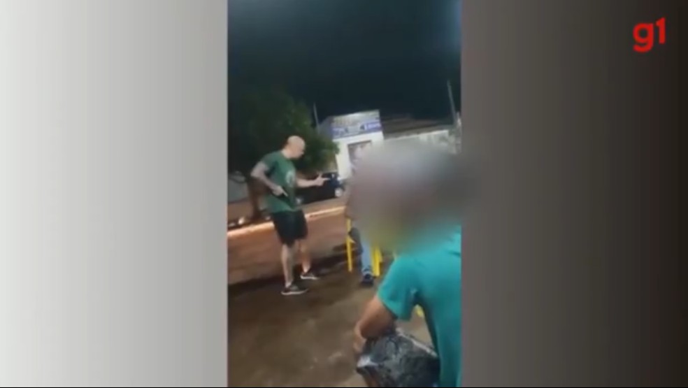 Comandante da PM ameaçando jovem para não filmar abordagem — Foto: Reprodução/Redes Sociais
