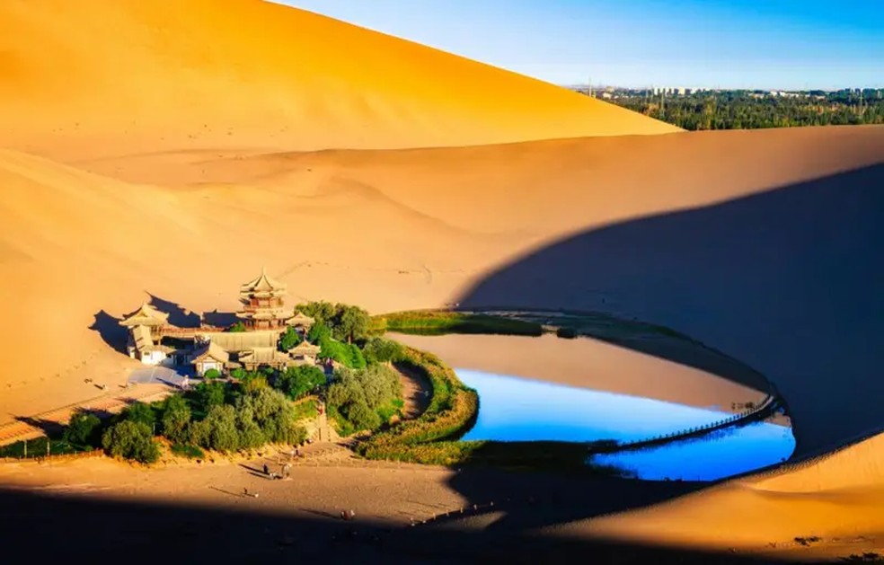 O oásis Yueyaquan, azul e em forma de meia-lua — Foto: Getty Images via BBC
