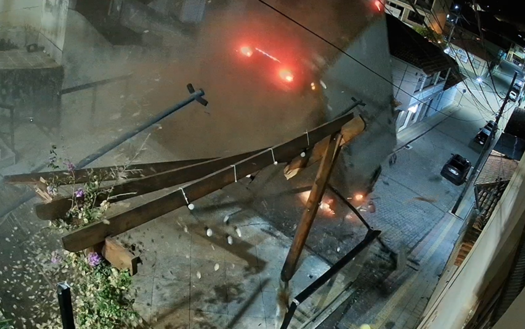 VÍDEO: caminhão 'voa' após perder os freios ao descer morro em MG