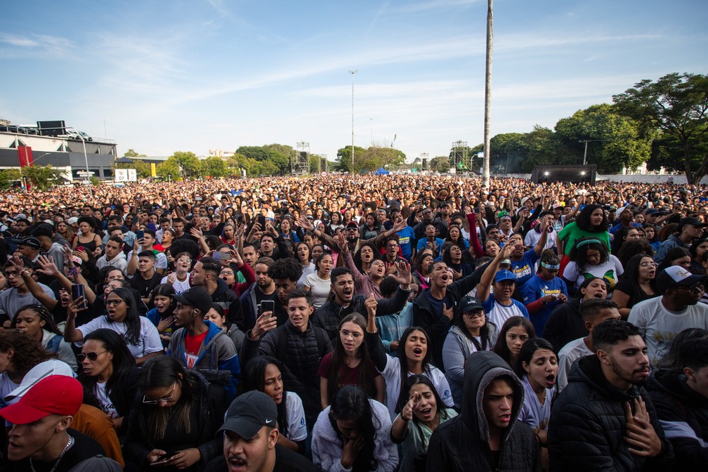 Milhares de fiéis se reúnem diante do palco da Marcha para Jesus na Praça Heróis da FEB, na Zona Norte de São Paulo — Foto: Fábio Tito/g1