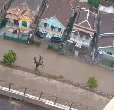Petrópolis emite alerta extremo por conta de chuva; aulas e transportes são suspensos, e Centro histórico é fechado