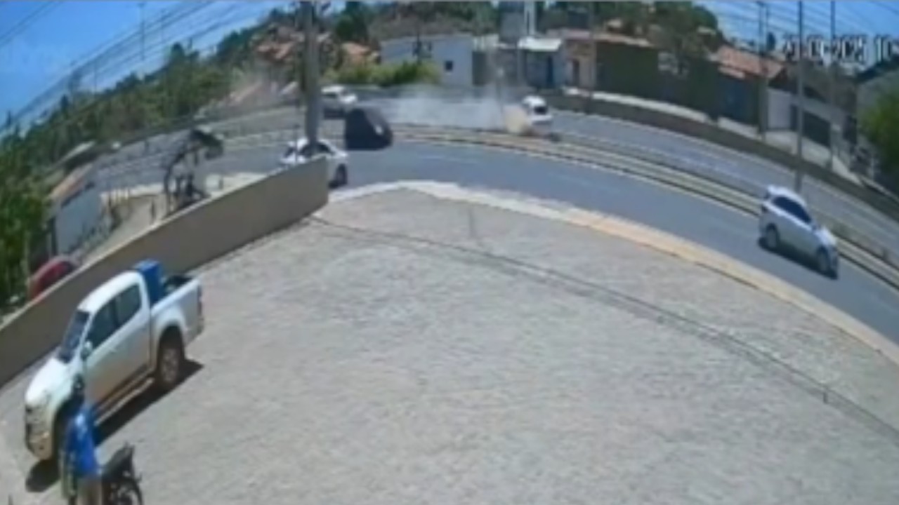 Vídeo mostra acidente que matou motorista de 27 anos; carro sai da pista e derruba poste na BR-316 em Teresina