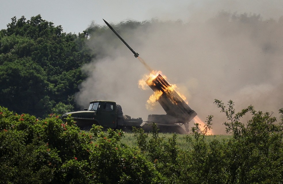 Forças ucranianas disparam foguetes perto da cidade de Lysychansk, no leste da Ucrania, em 12 de junho de 2022.  — Foto: Gleb Garanich/ Reuters