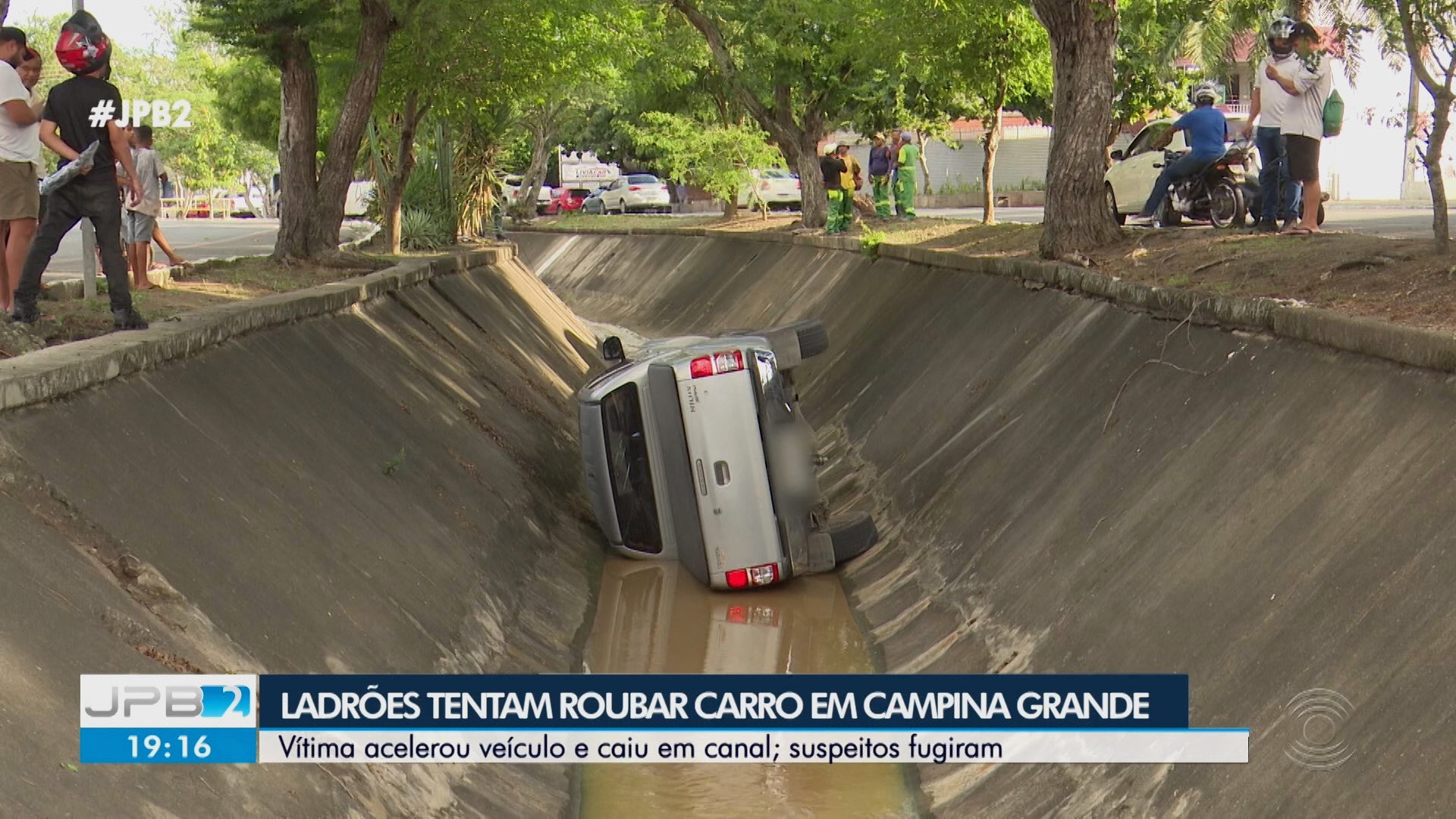 Idoso reage a tentativa de assalto, perde controle de carro e cai dentro de canal, em Campina Grande