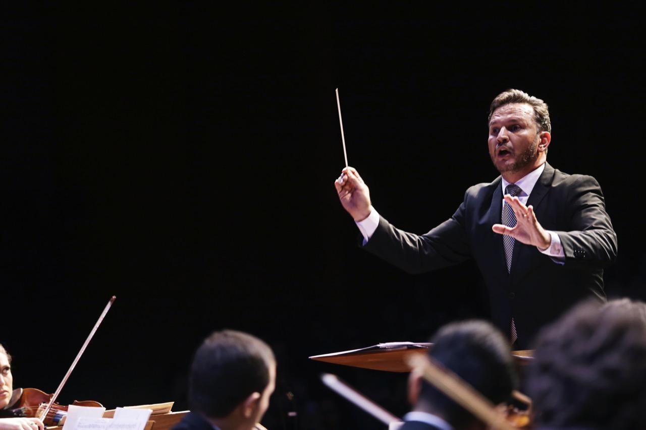 Concerto com trilhas de filmes marca despedida de maestro após 27 anos em orquestra de MT