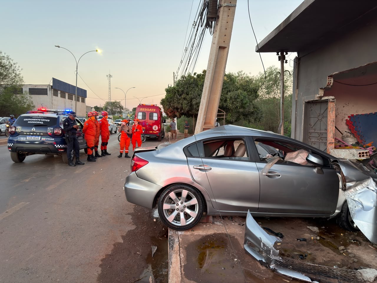 Motorista morre após perder controle de carro e invadir casa em Várzea Grande (MT)