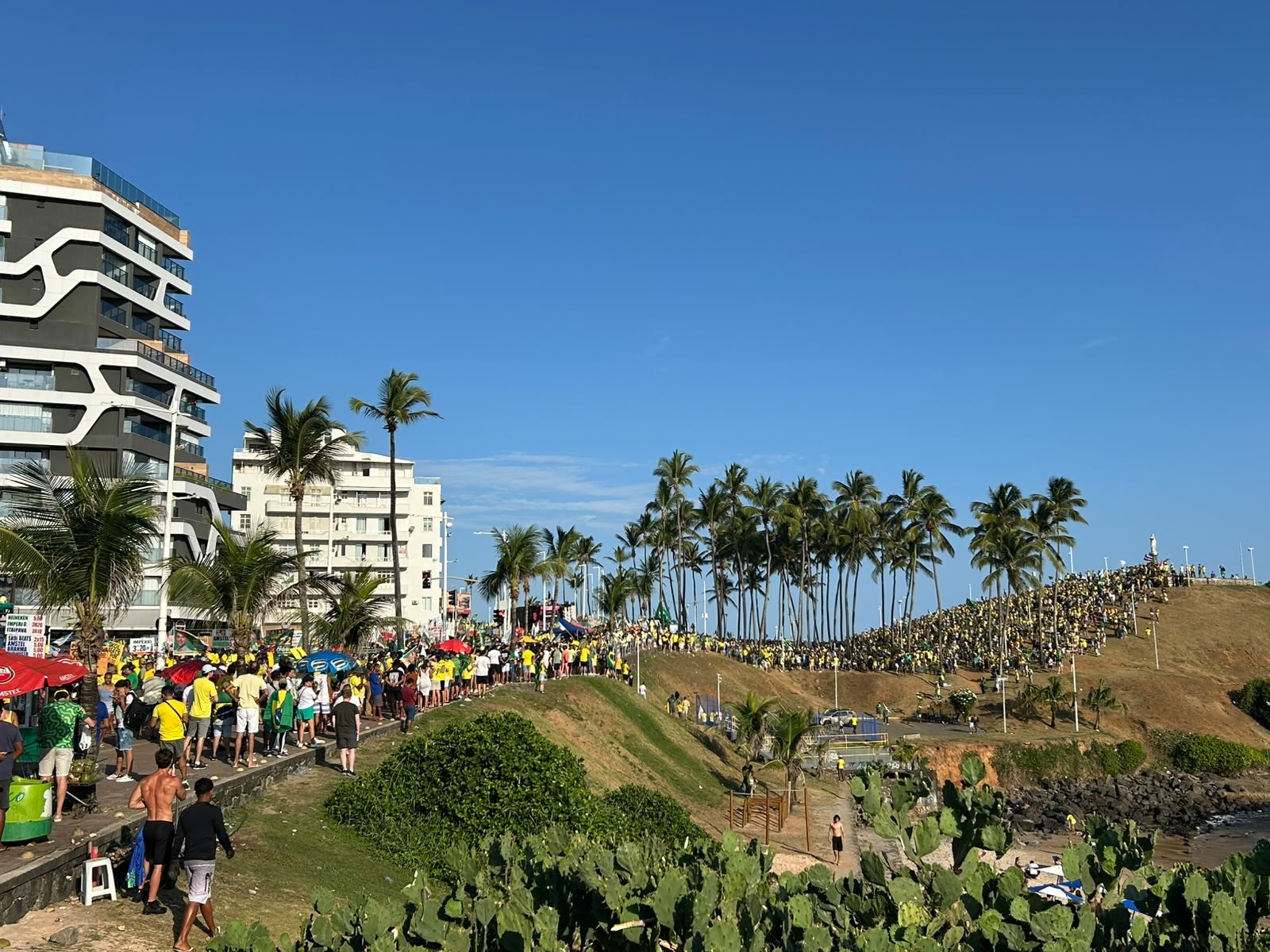 Flávio Bolsonaro recebe título de cidadão soteropolitano após passeata em Salvador