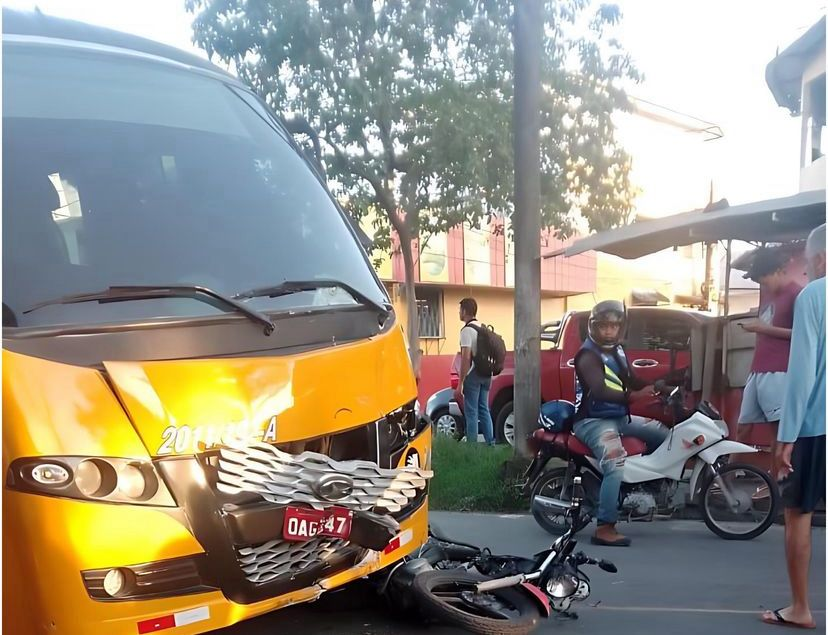 Vídeo mostra quando motociclista colide contra micro-ônibus e morre em Manaus