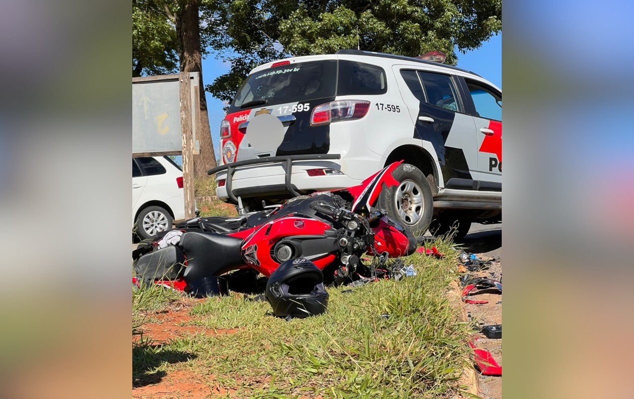 Acidente entre carro e moto deixa jovem de 21 anos ferido em Itapetininga