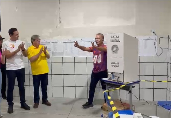 Nabor Wanderley (Republicanos) vota em Patos, PB