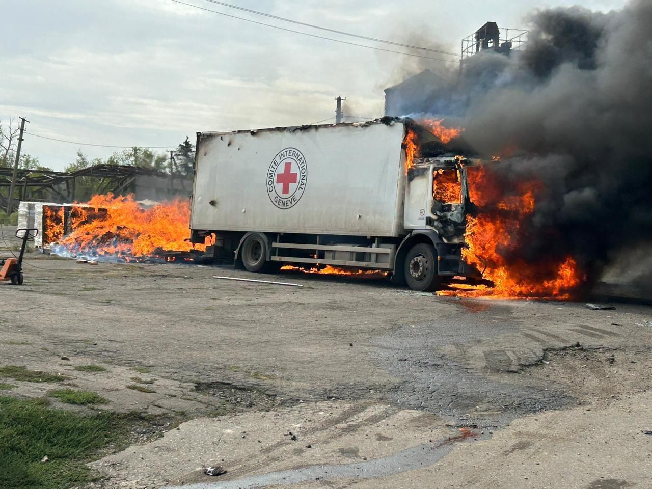 Comboio da Cruz Vermelha é atacado na Ucrânia, e três morrem