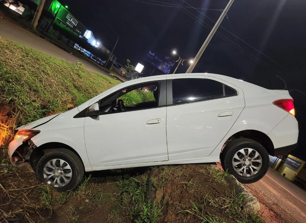 Condutor de carro que caiu dentro de vala na BR-230 estava com sinais de embriaguez, segundo a PRF. — Foto: Reprodução/Polícia Rodoviária Federal