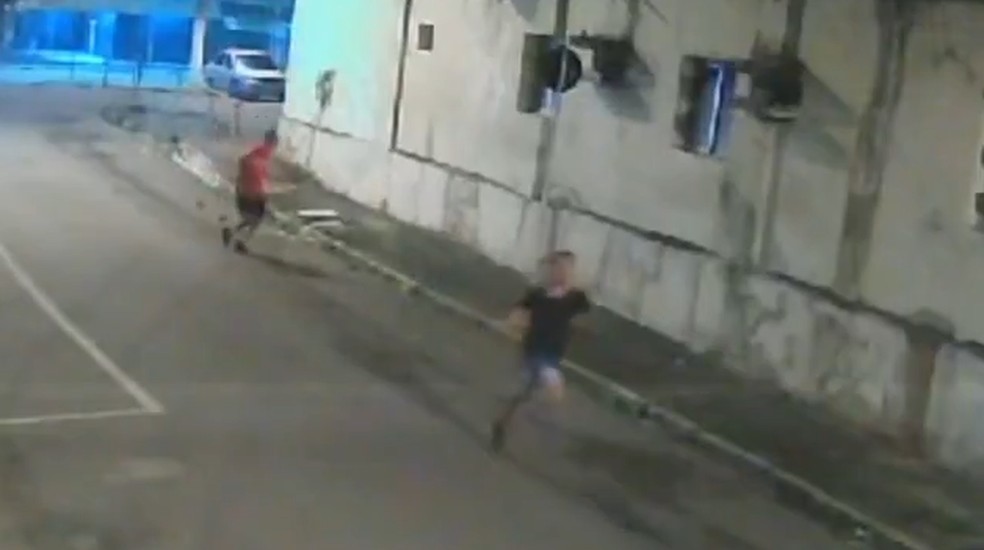 Torcedor tenta fugir de agressores em Maceió — Foto: Reprodução