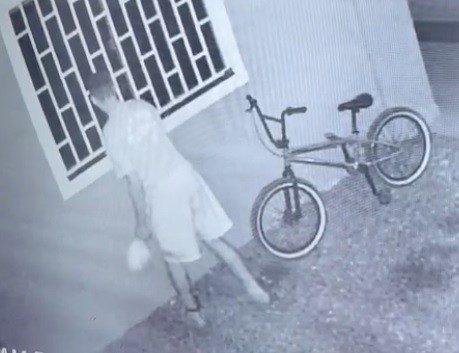 VÍDEO: de tornozeleira, homem 'desliga' cerca elétrica, invade casas e furta roupas de varal e bicicleta em Santarém