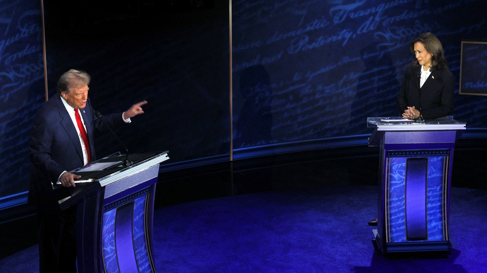 Donald Trump e Kamala Harris trocam acusações no debate da ABC News, em 10 de setembro de 2024 — Foto: REUTERS/Brian Snyder