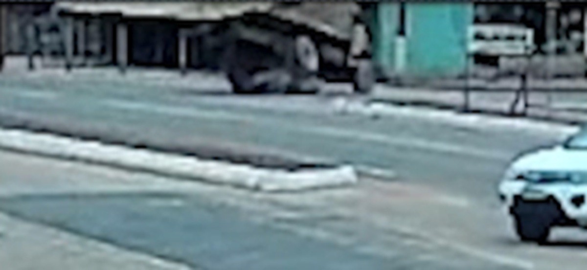 Câmera flagra acidente entre moto e caminhão em Jacundá, e motociclista morre após ser atropelada 