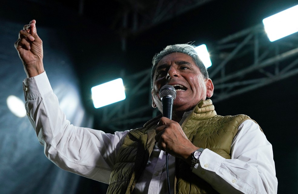 O candidato à Presidência do Peru Carlos Álvarez durante comício em Lima no dia 9 de abril de 2026 — Foto: Leslie Moreno/Reuters