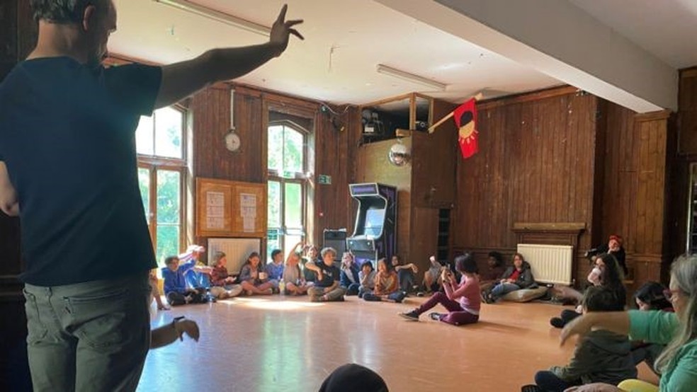 Na assembleia, voto do subdiretor de Summerhill, Henry Readhead (em p&eacute;), conta o mesmo que o de qualquer aluno &mdash; Foto: BBC