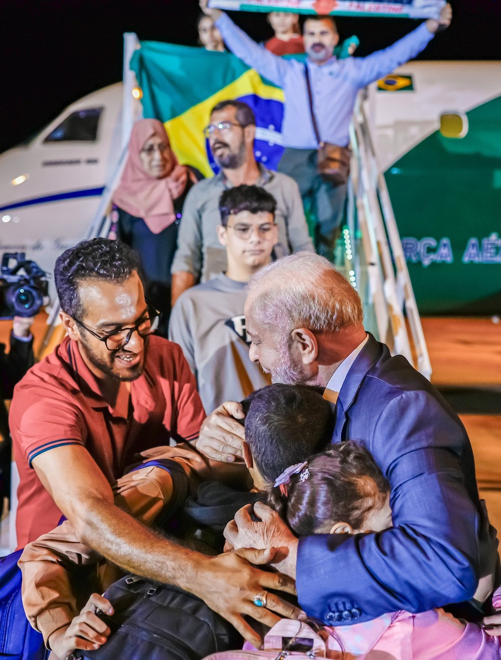 Lula abraça crianças repatriadas de Gaza após desembarque na Base Aérea de Brasília — Foto: Ricardo Stuckert