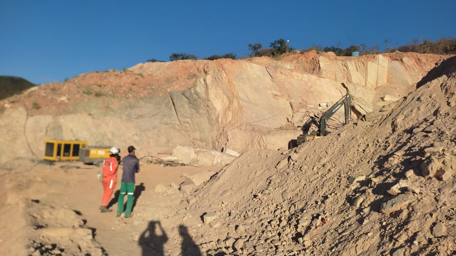 Trabalhador morre após ser soterrado em pedreira na Bahia; prefeitura da cidade diz que empresa estava irregular